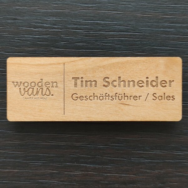 Namensschild aus Holz. Mit Logo. Lasergravur.