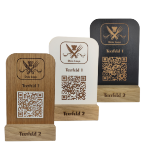 Individuelle doppelseitige Tischaufsteller aus Holz, für den Gastronomie-Innenbereich.
