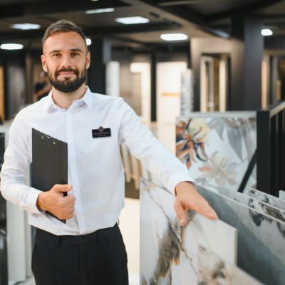 holznamensschild-04 Vertriebsmitarbeiter mit Namensschild aus Holz holznamensschild.de