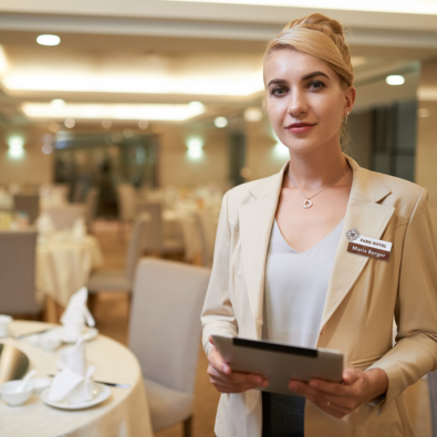 Servicemitarbeiterin mit Namensschild