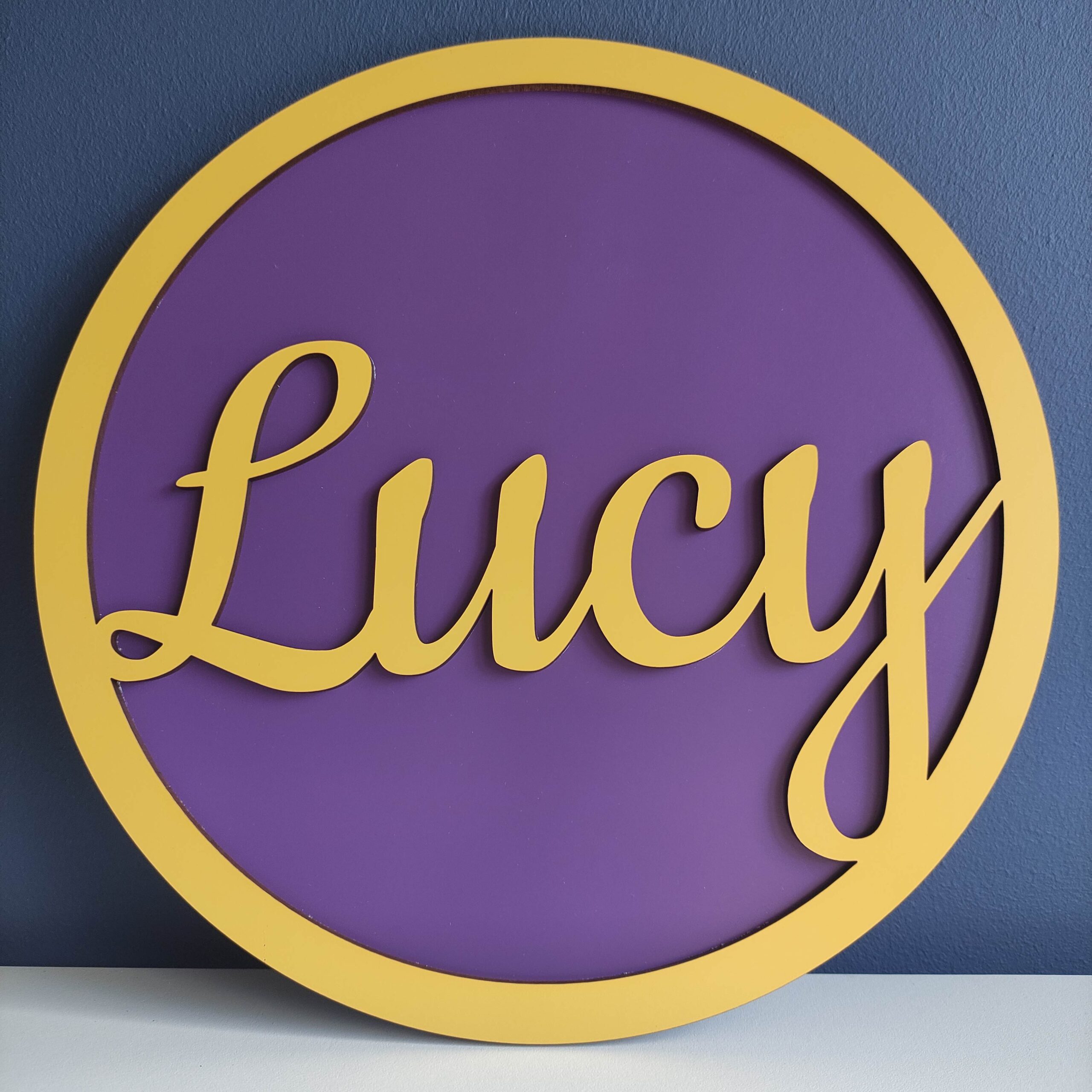 1759412811386 Holzschild mit Kindernamen Lucy